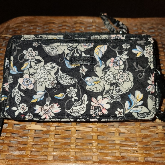 Vera Bradley Handbags - EUC Vera Bradley Iconic Deluxe All Together Crossbody